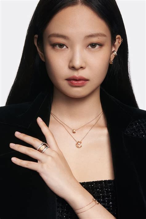 jennie chanel necklace.